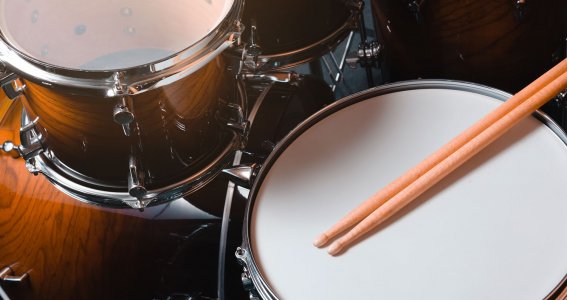 Drumsticks liegen auf einer Trommel