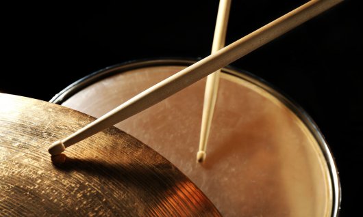 Schlagzeug spielen für Erwachsene in München Sticks auf Trommel