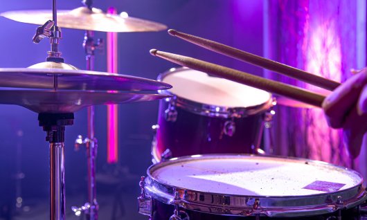 Person hält Drumsticks