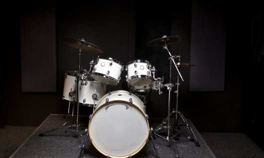 Bild eines weißen Schlagzeugs