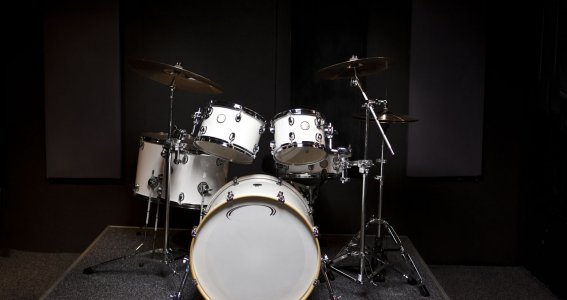 Bild eines weißen Schlagzeugs