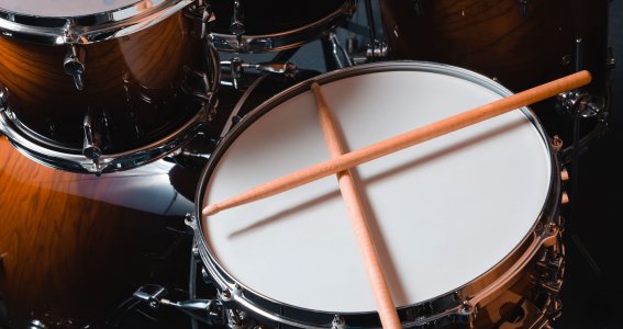 Drumsticks liegen auf einer Trommel