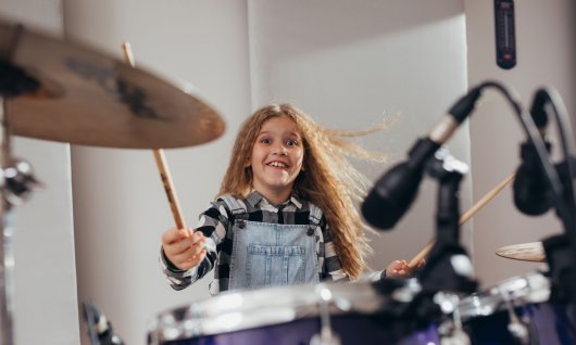 Mädchen spielt Schlagzeug