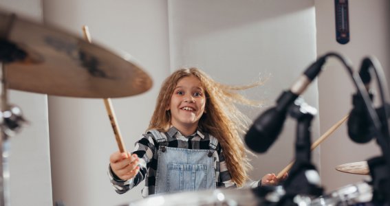 Mädchen spielt Schlagzeug