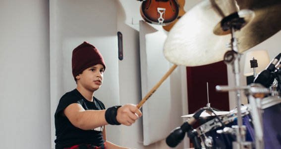 Junge spielt Schlagzeug