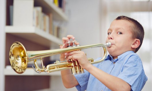 Junge spielt Trompete
