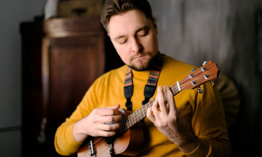 Ukulelenunterricht in München Mann spielt Ukulele