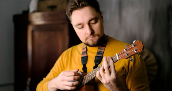 Mann spielt Ukulele