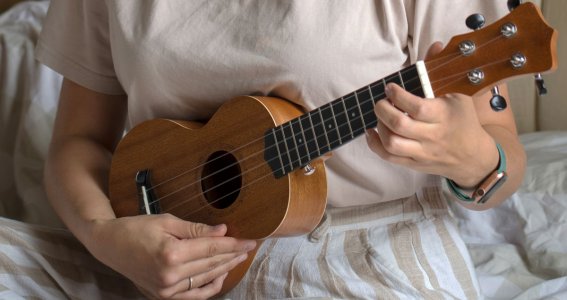 Person hält Ukulele