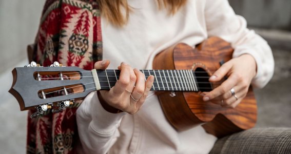 Frau spielt Ukulele