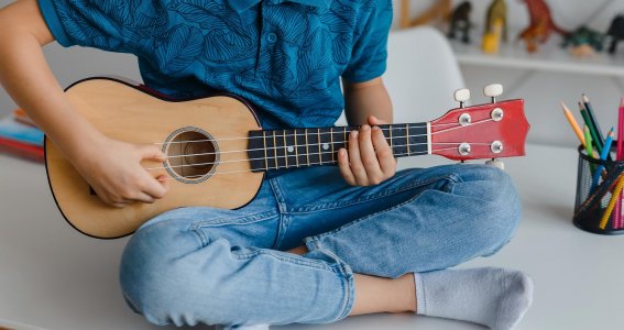 Kind spielt Ukulele