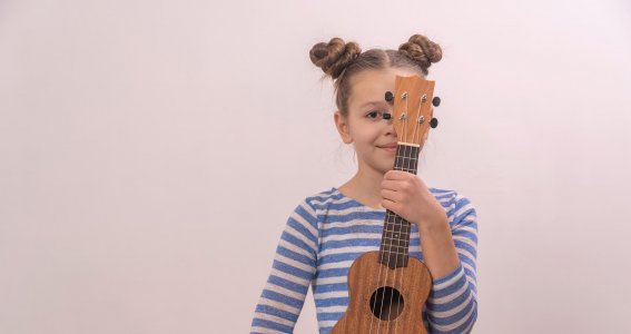 Mädchen hält eine Ukulele