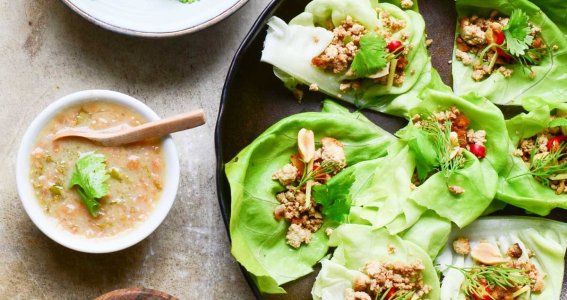 Vegane thailändische Gerichte auf einem Tisch