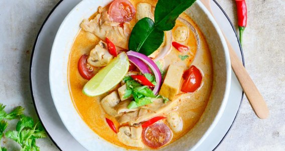 Veganes thailändisches Curry in einer Schale