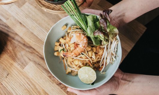 Schüssel mit thailändischem Pad Thai Gericht