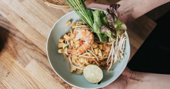 Schüssel mit thailändischem Pad Thai Gericht