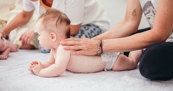 Mama massiert den Rücken ihres Kindes