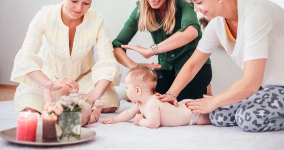 Mamas üben Massagegriffe an ihrem Kind