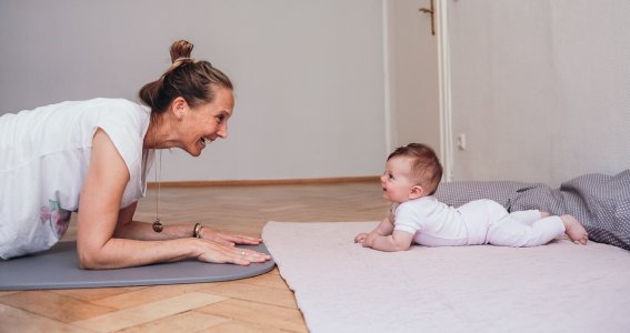 Mama und Baby strahlen sich an