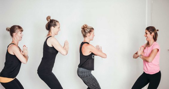 Frauen machen Fitnessübungen