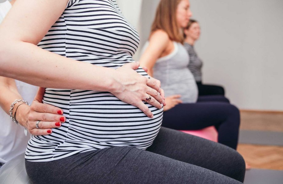 Frauen auf Gymnastikbällen