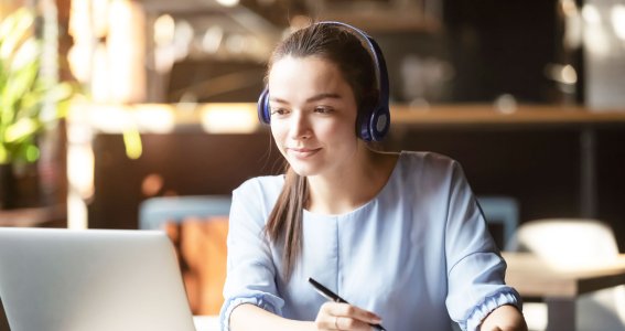 Junges Mädchen sitzt vor Computer und lernt. 