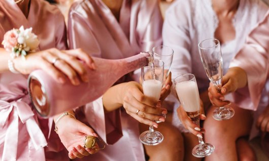 Mädels stoßen mit Sekt zum Junggesellenabschied an