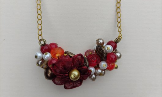 Blumenkette aus Perlen