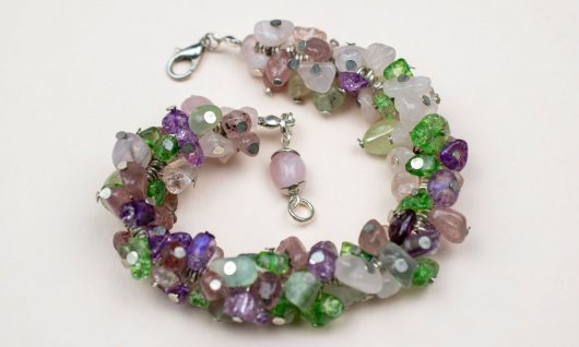 Armband mit verschiedenen Perlen 