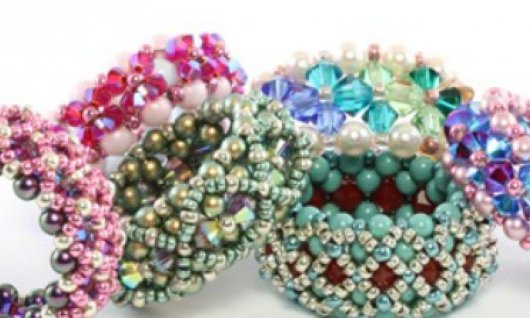 Ringe aus kleinen perlen