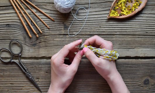 2 Hände und ein gelb weißes Armand 