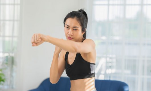 Frau, die eine Bewegung ausübt