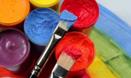 Pinsel liegen auf Farbtöpfen