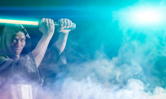 Mann hält Lichtschwert