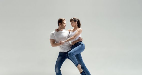 Ein junges Paar posiert im Tanz