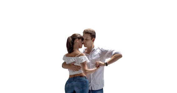 Eine junge Frau und ein junger Mann tanzen 