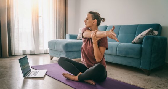 Frau  macht Yoga im sitzen