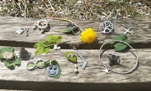 Jugendliche die Schmuck selber machen