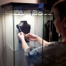 Goldschmiedekurs für Erwachsene Frau betrachtet eine Halskette