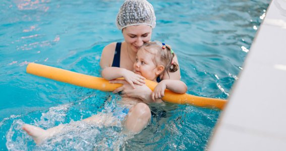 Mutter mit Tochter im Wasser