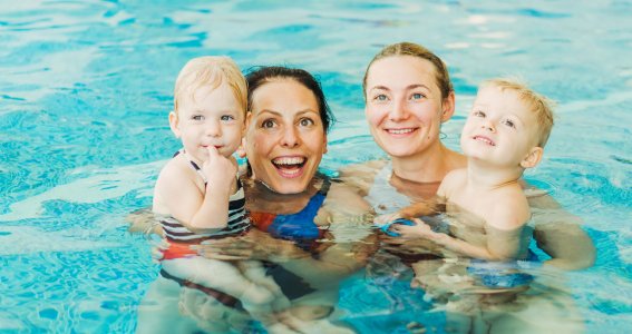 Mütter mit Kindern im Wasser