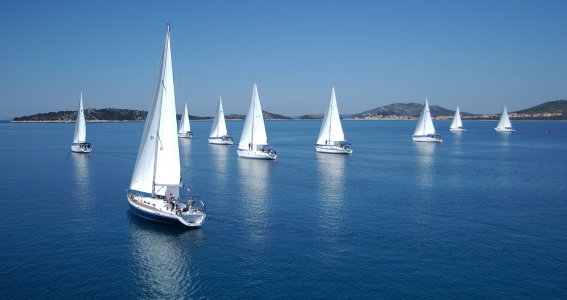 Viele Segelbote auf dem Wasser 