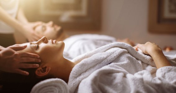 Frau wird massiert im Gesicht