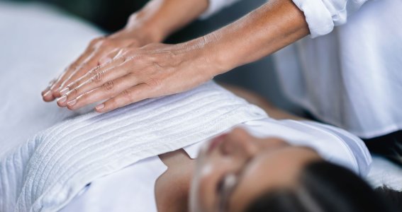 Frau hält die Hände über den Bauch