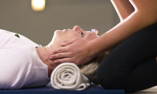 Handauflegen über die Ohren einer Frau