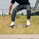 Ein Mann springt mit dem Skateboard in die Luft