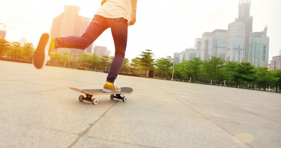 Eine junge Frau fährt Skateboard