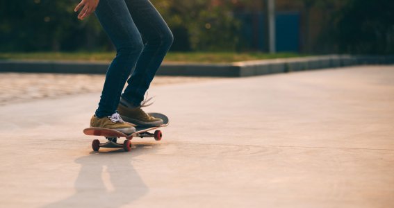 Ein Mann fährt im Park Skateboard