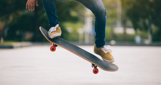 Ein Mann springt mit dem Skateboard