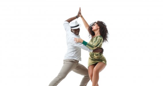 Ein junges Paar mit schicker Kleidung tanzt Samba